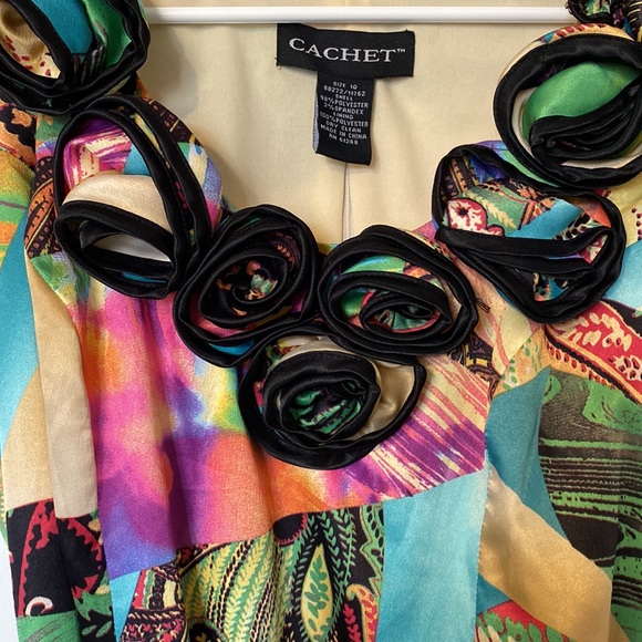 Cachet floral sleeveless blouse with rosette accents - Picture 6 of 6